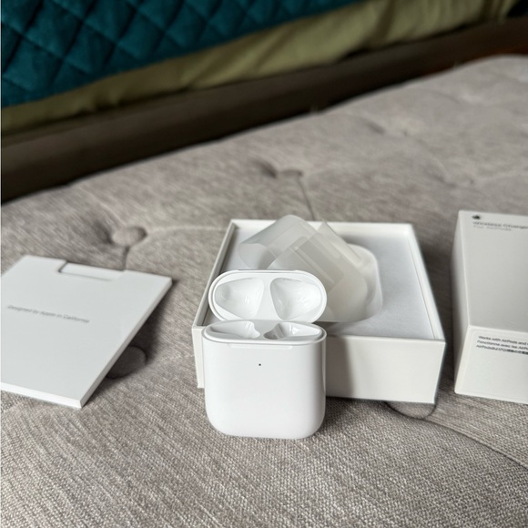 Apple Wireless Charging Case for AirPods- White - Picture 7 of 9
